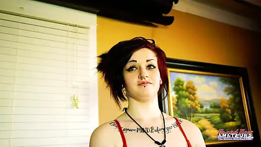 Sexy inked brünette marcie spielt mit spielzeug!