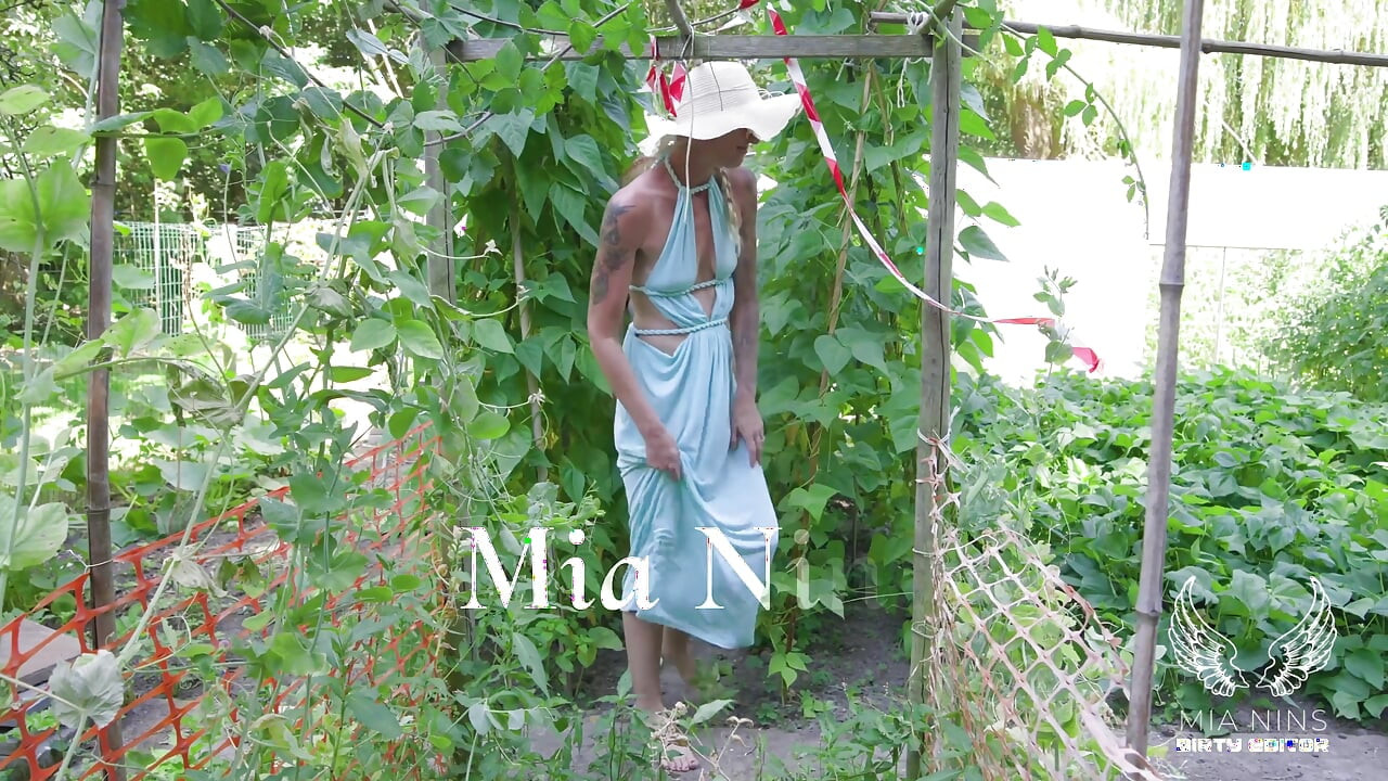 Dutch MILFs Fuck the Gardener in the Vegetable Garden with Cumswap Ending