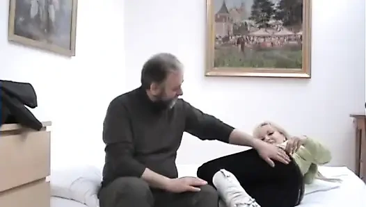 Eine blonde milf fickt den harten schwanz eines reifen und älteren mannes