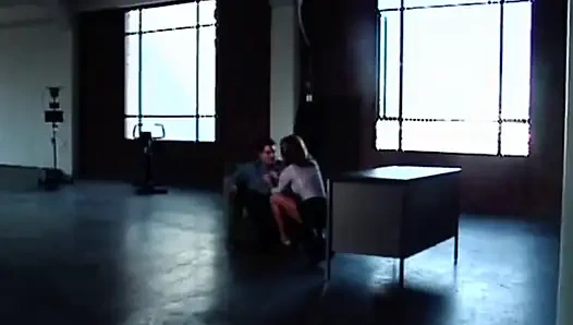 Vollbusige brünette MILf genießt intensive schreibtischfick-session