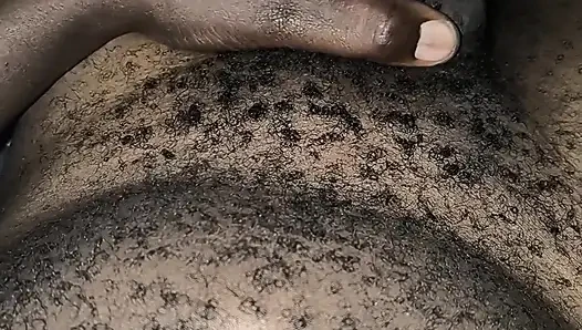 Gece geç saatlerde azgın kıllı Afrikalı erkek yarak okşuyor ve bayan seks için ortaya çıkmadıktan sonra bolca döl boşaltıyor