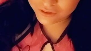 Menina latina sexy com vibrador - rosas cor de rosa