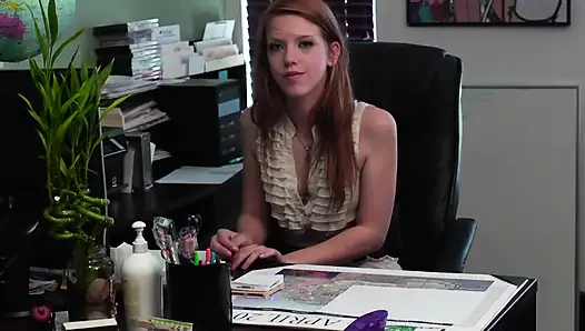 Ateşli lezbiyen patron işçiyi onunla seks yaparak cezalandırıyor