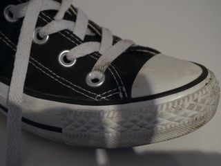 Die Schuhe meiner Schwester: schwarze Converse
