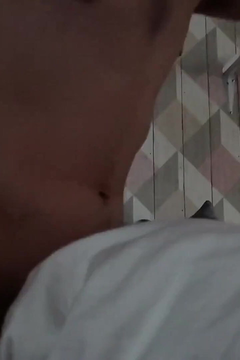 Seu namorado transando com um travesseiro e pensando em você