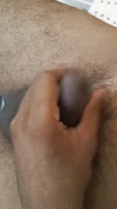 Chico cachondo masturbándose en solitario