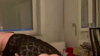 Duitser rijdt anaal op een enorme dildo