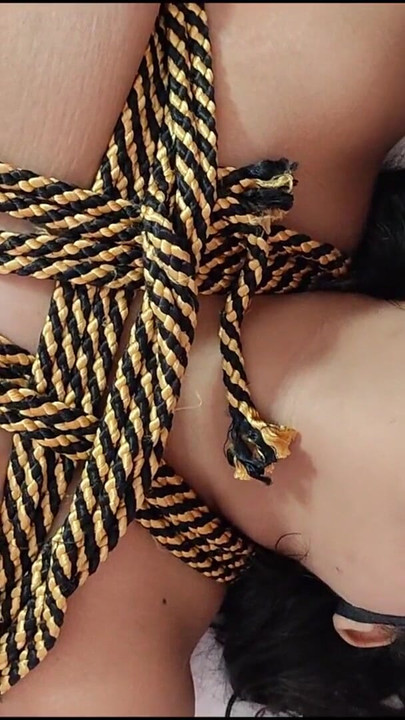 Khushi Bhabhi se fait fouetter et baiser brutalement au visage | Clip 1