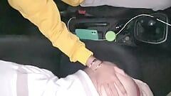 Křižující ženatý uber řidič šuká mladému dospívajícímu Twinkovi ústa a stříká mu v ústech a polyká semeno v autě na veřejnosti