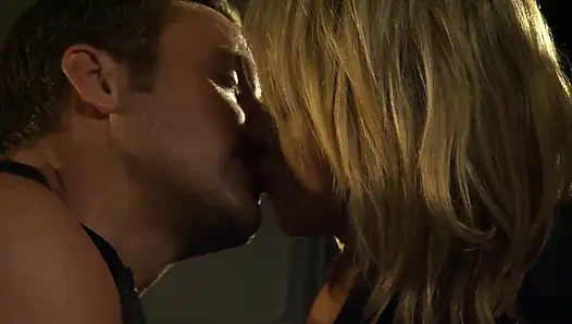 Cewek tetek besar disetubuhi di van