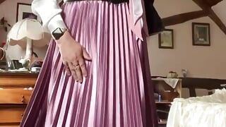V buržoazním oblečení se starou růžovou skládanou sukní na den