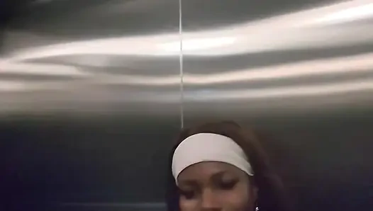 Von Fremden zum blowjob in 60 Sekunden riskanter hotel-aufzug-spaß
