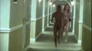 ホテルの2人の裸レズビアン