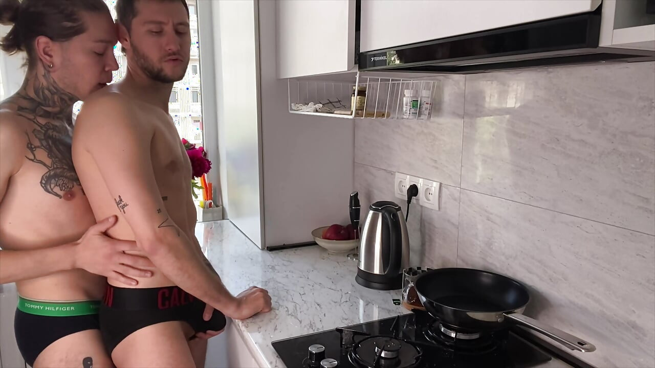 HarryJen Morning tem tesão chupado por um vizinho