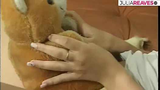 Azgın kız canavar yarakla öğüruyor ve sonra kanepede sert biniyor