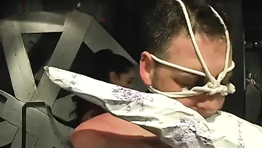 БДСМ-госпожа в поясе бедра трахает веревкой ошейник чувака и вытягивает его связанный член