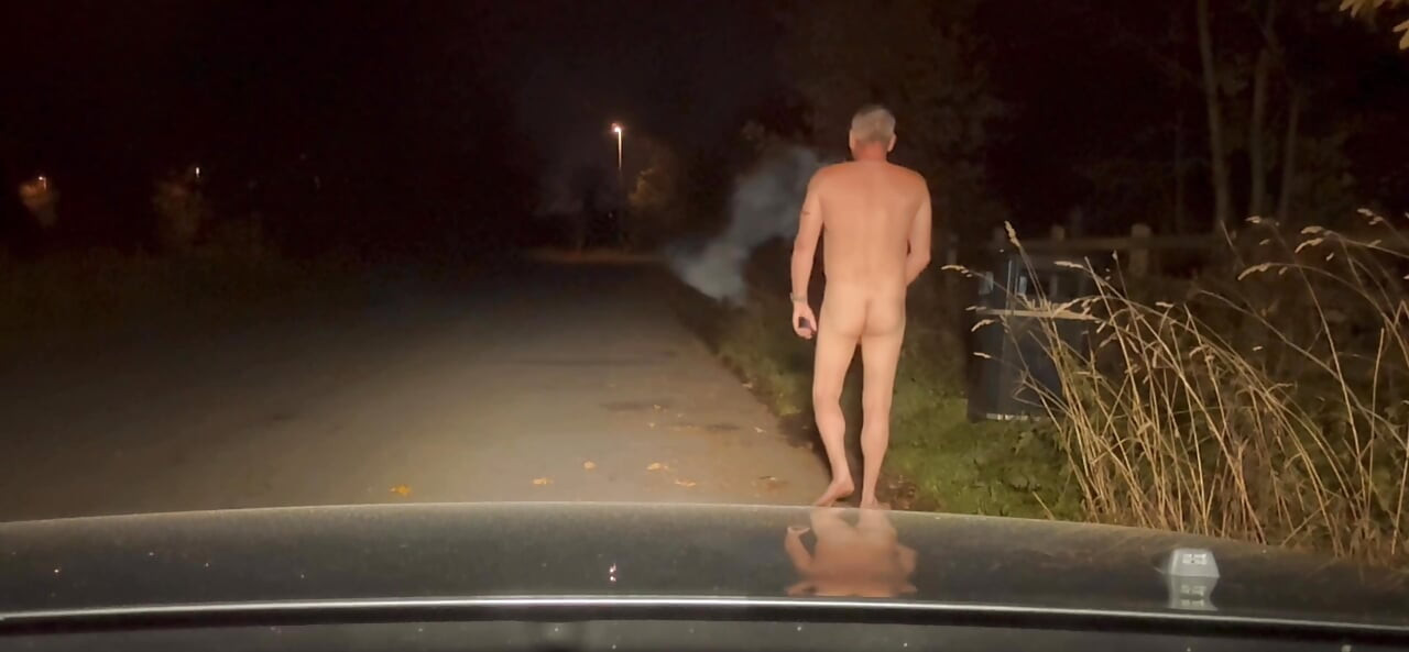 裸でぎこちなく、ビームをフル装備で道路脇に立っている