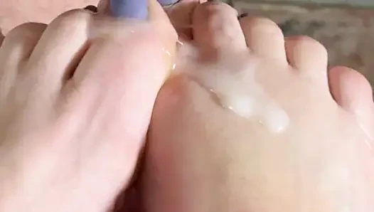 I love making Daddy shoot a big load on my pretty feet