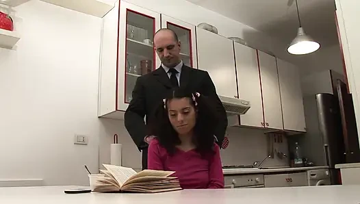 Kirli üvey kız genç küçük üvey kız kardeşinden faydalanıyor