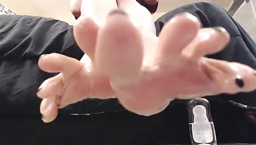 Толстые намазанные маслом морщинистые подошвы крупным планом