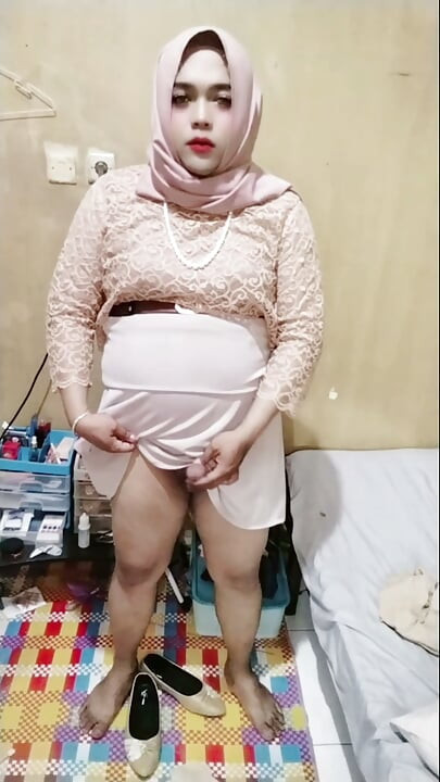 Hijab Crossdresser Ivvy Masturbates Till Cums