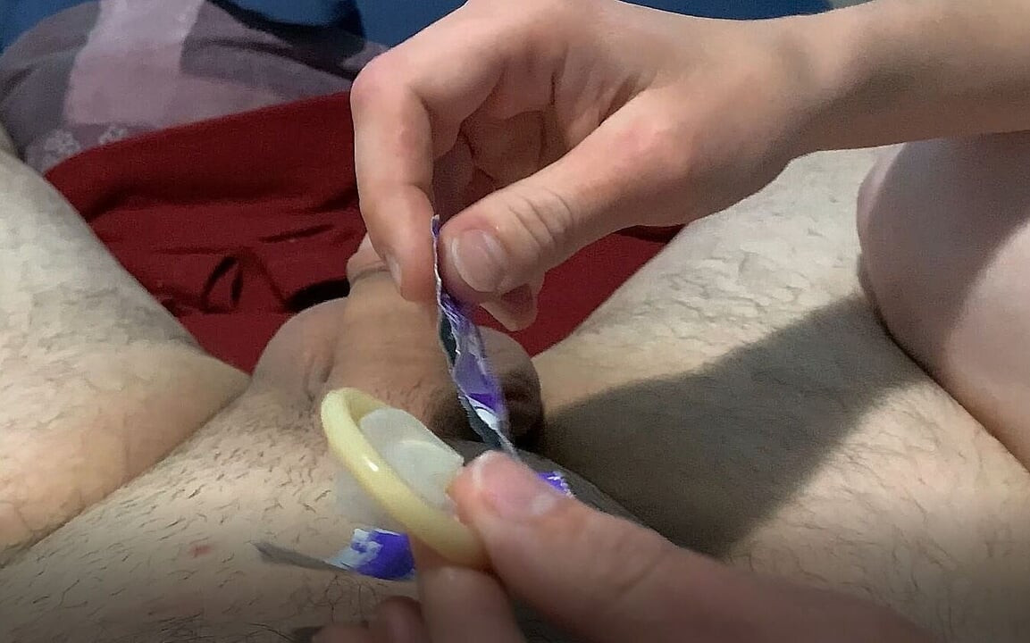 Si Dia melancapkan saya dengan kondom dan saya pancut ke dalam