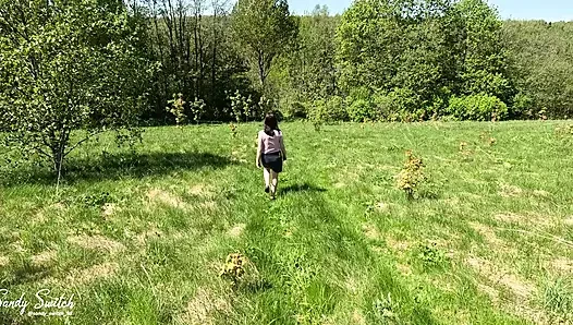 Outdoor-amateur-pov-video: MILf mit großen natürlichen titten gibt blowjob