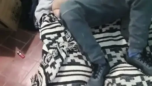 Mädchen mit Montano Kleid mit der Matratze auf dem Boden