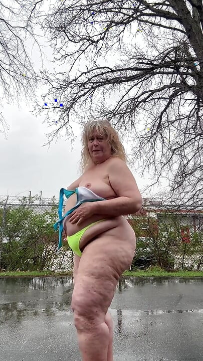 Regendruppels vangen met mijn tieten