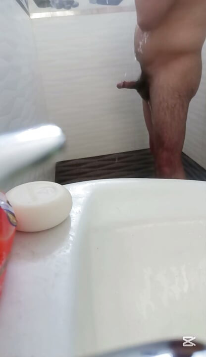 أستحم بمؤخرتي في الدش