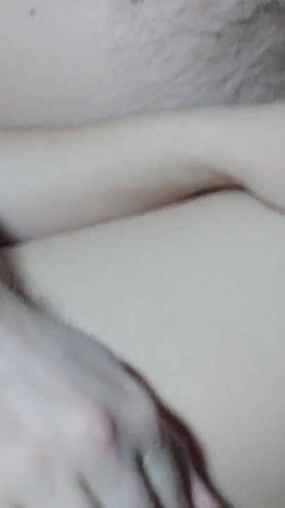 Hermanastro en mi cama, me ayudó a correrme sin meterla en mi concha | Clip 1
