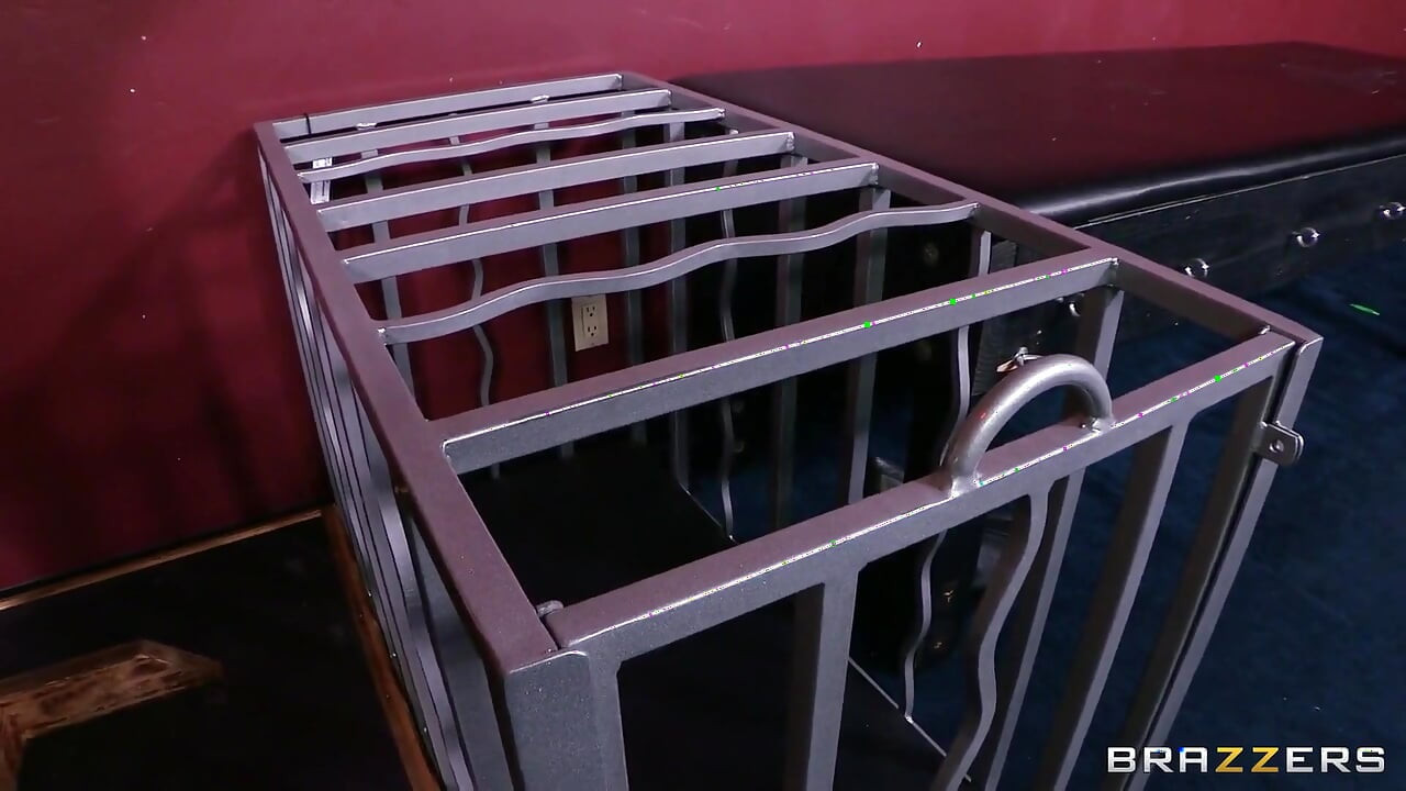 Hot and Mean -bonnie Rotten's Retiring From Her Kinky Business and Hanging Over Her Studio to a New Dominatrix