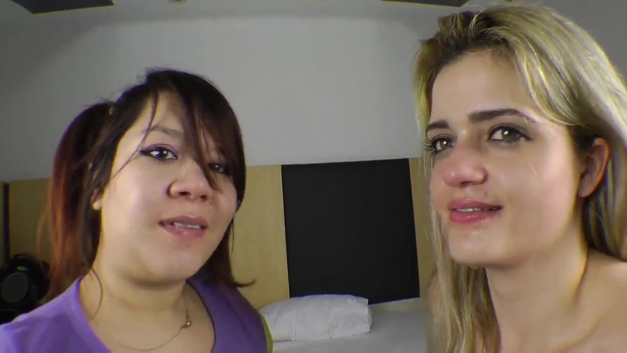 Britney dev ve Alice tarafından ateşli öpücükler dev