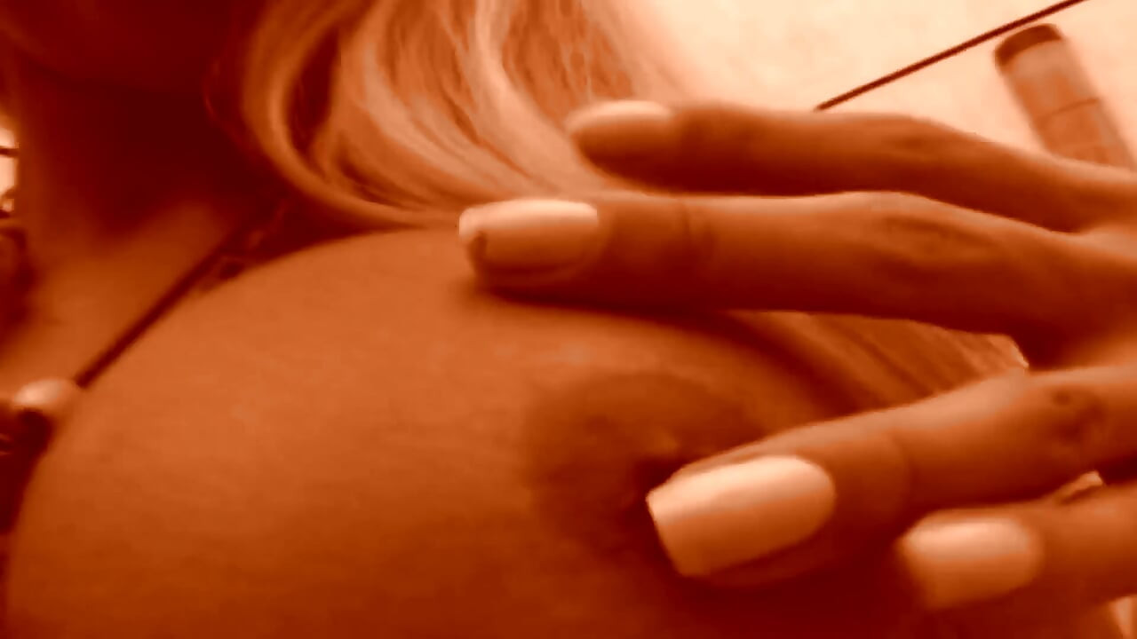Seksi plavuša s ogromnim kurcem i šupkom dobiva žestoko jebanje
