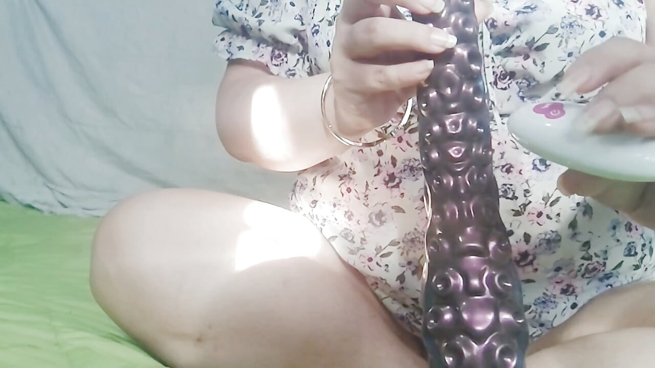Mature MILF stepmom looks for someone to put a huge cock in her 1