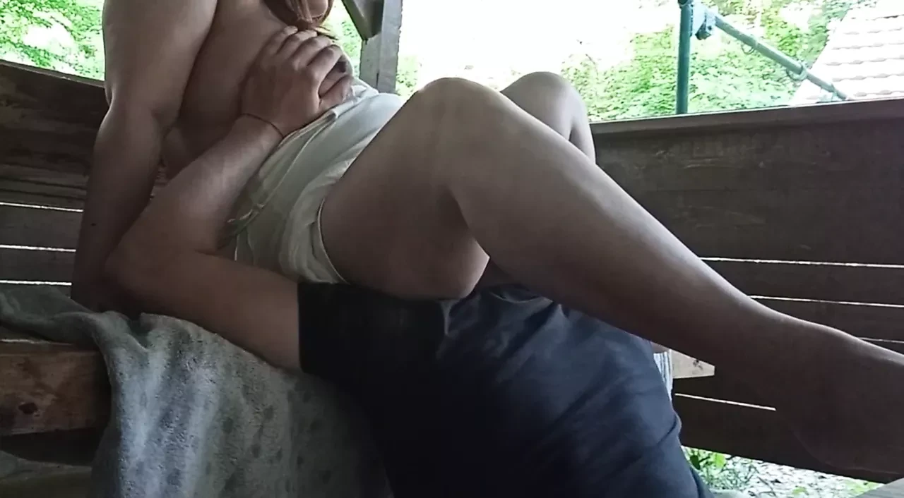 陌生人在户外舔我后入妻子的胸部和阴户