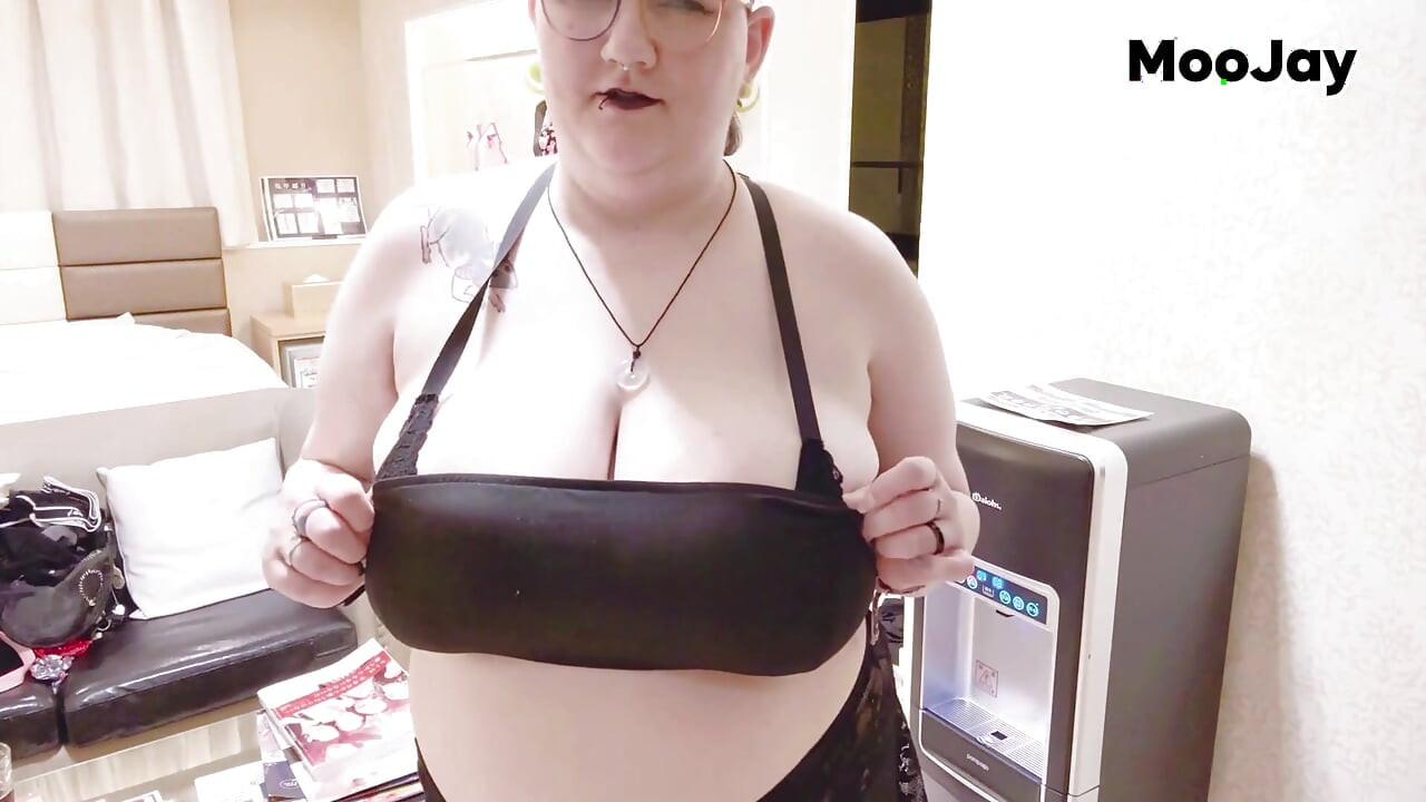 Παιχνίδι ρόλων POV: Η Roomate θέλει να ελέγξει αν το ντύσιμό της είναι πρόστυχο