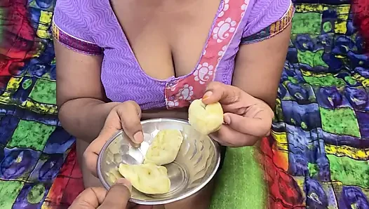 Desi Indian Girlfriend Ko Momos Khila Kar Oyo Room Me Choda Viral Mms XV...