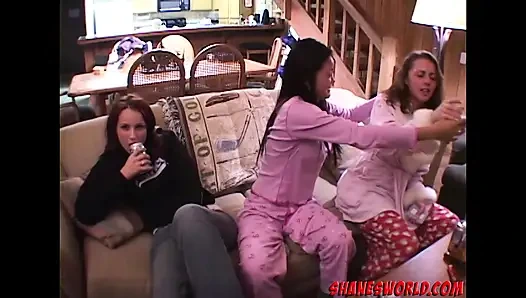 Мир Shane идет к мамонту ради развлечения и траха