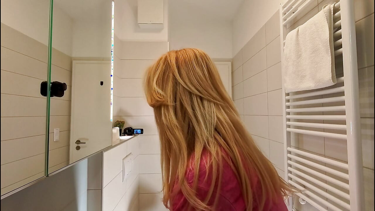 Cewek hot rambut pirang dengan pantat bahenol ini lagi asik muasin memek dan celana dalamnya di kamar mandi
