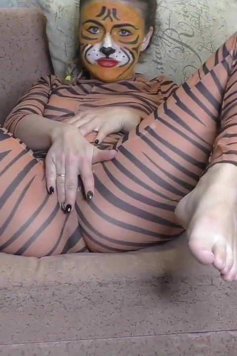スレンダーな女の子が口で犯され、顔に精液をつける