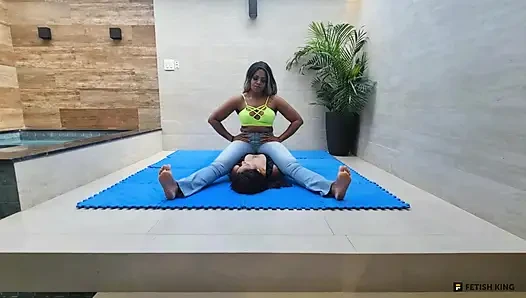 Lebian lagi asik dudukin dada - lebian dengan kaki dan otot yang kuat lagi asik
