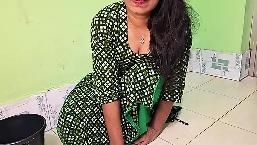 Üvey kız kardeş yarağımı gördükten sonra kızgın, üvey erkek kardeşinden yardım istiyor