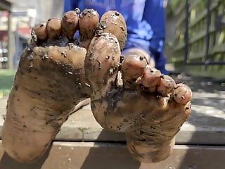 Semelles boueuses - je joue avec de la boue entre mes orteils dans mon jardin