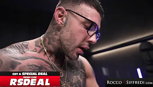 ROCCO SIFFREDI - красотка Audrey Reid кричит, когда ее разбивает огромный член