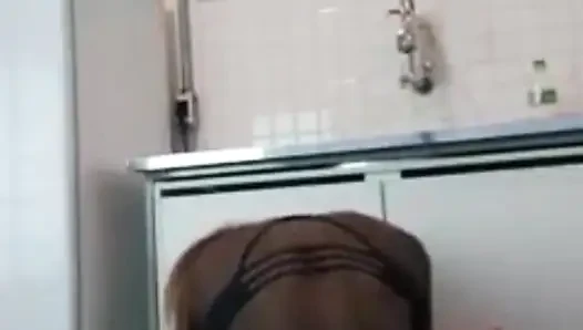 Pasangan Brasil nakal, bercinta di dapur, antar ras.