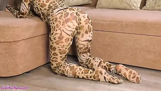 Pijamalı seksi hatun şehvetli yarak emiyor ve kovboy kız seksi yapıyor