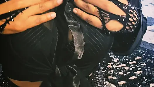 Pamer toket dan memek izha si istri hot asal kerala mallu dengan lingerie seksi