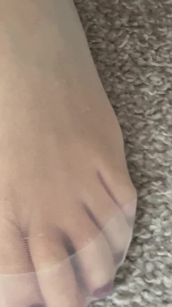 حمل النايلون عارية