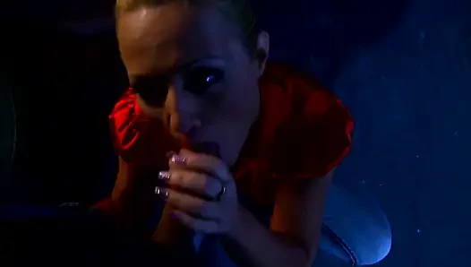 Cewek nakal rambut pirang ini lagi asik fisting pakai siku sampai muncrat!